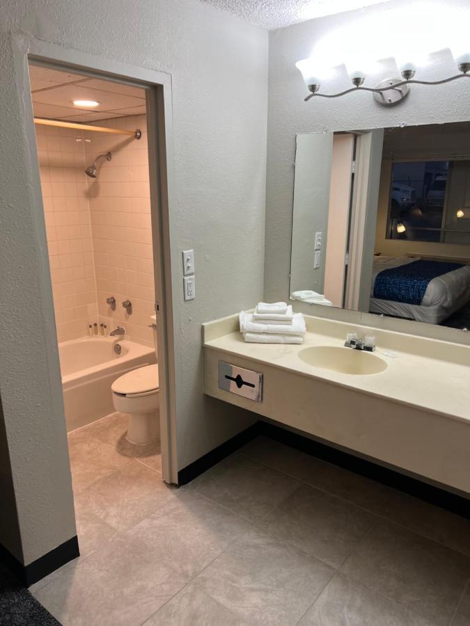 Travelodge By Wyndham Lincoln Northeast Екстер'єр фото