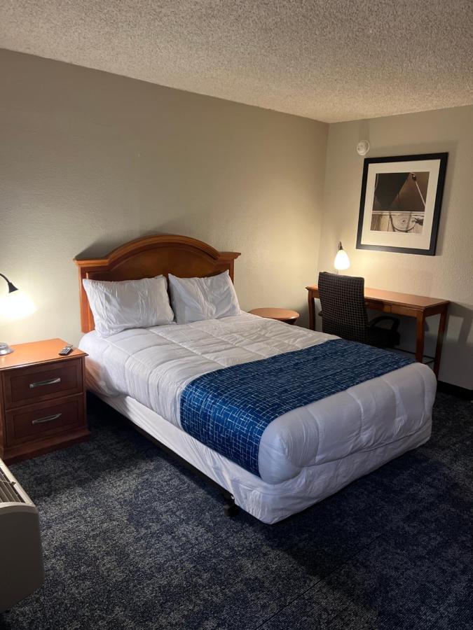 Travelodge By Wyndham Lincoln Northeast Екстер'єр фото