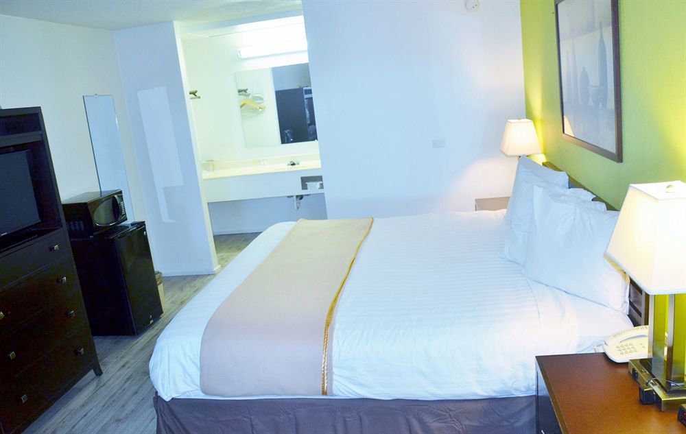 Travelodge By Wyndham Lincoln Northeast Екстер'єр фото